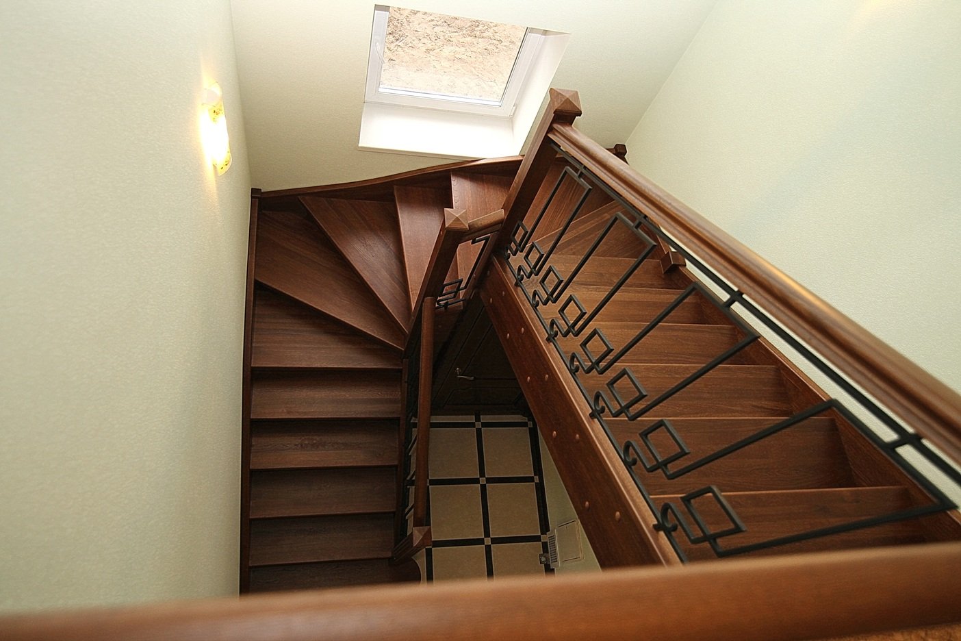 Лестница с забежными ступенями на 180 на второй на металлокаркасе этаж