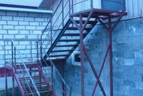 Простая лестница из металла